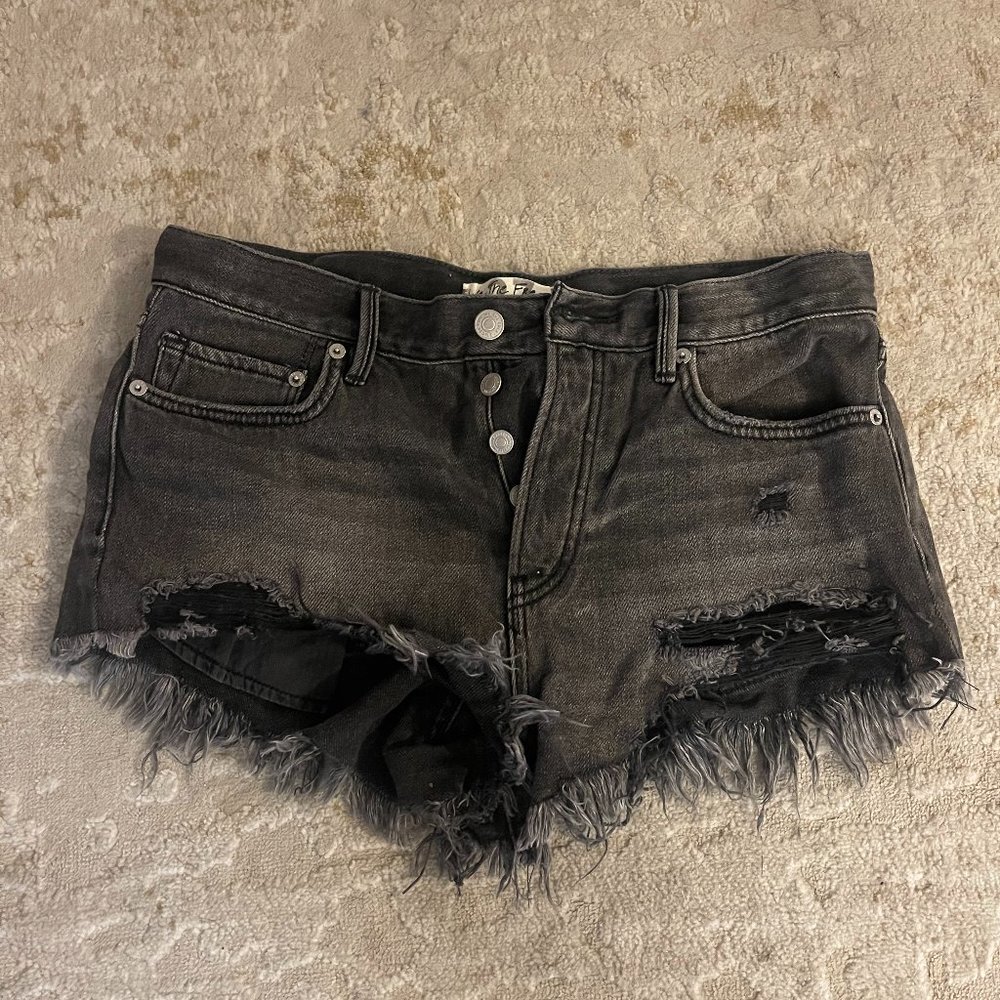 Free People Fray Hem Denim Shorts in Sulphur Black Size 27
